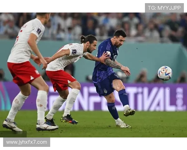 德保罗精准传中梅西头球攻门险些得手被门将神勇扑出